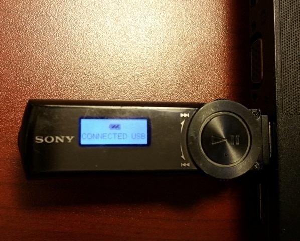 iPodミュージックをiTunesで別のMP3プレーヤーに転送する-MP3プレーヤーをPCに接続する