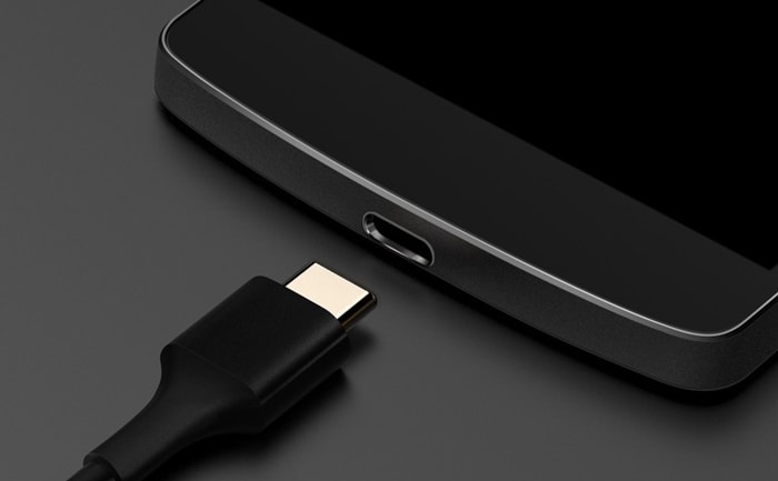 Branchez votre téléphone Android sur un chargeur