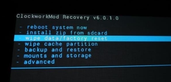 dostat se do zamčeného telefonu - restartovat telefon