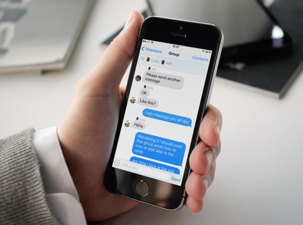 Bästa sätten att skicka gruppmeddelanden med Android eller iPhone-tryck på skicka