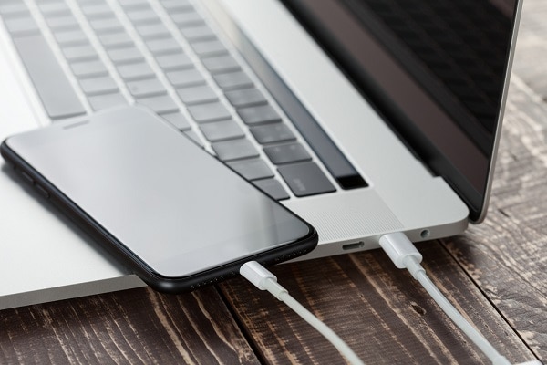 sluit de iPhone aan op de computer