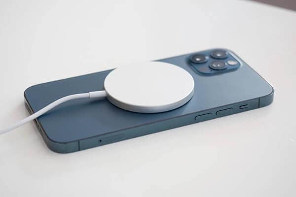 Bezdrátové nabíjení iPhone 13